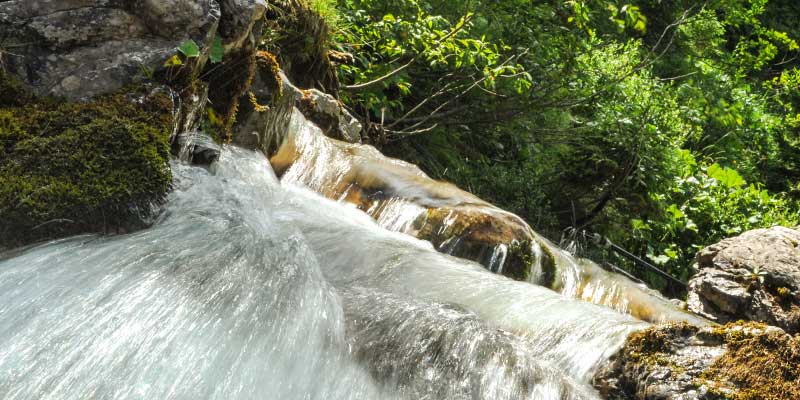 Gebirgsbach Voralberg Österreich